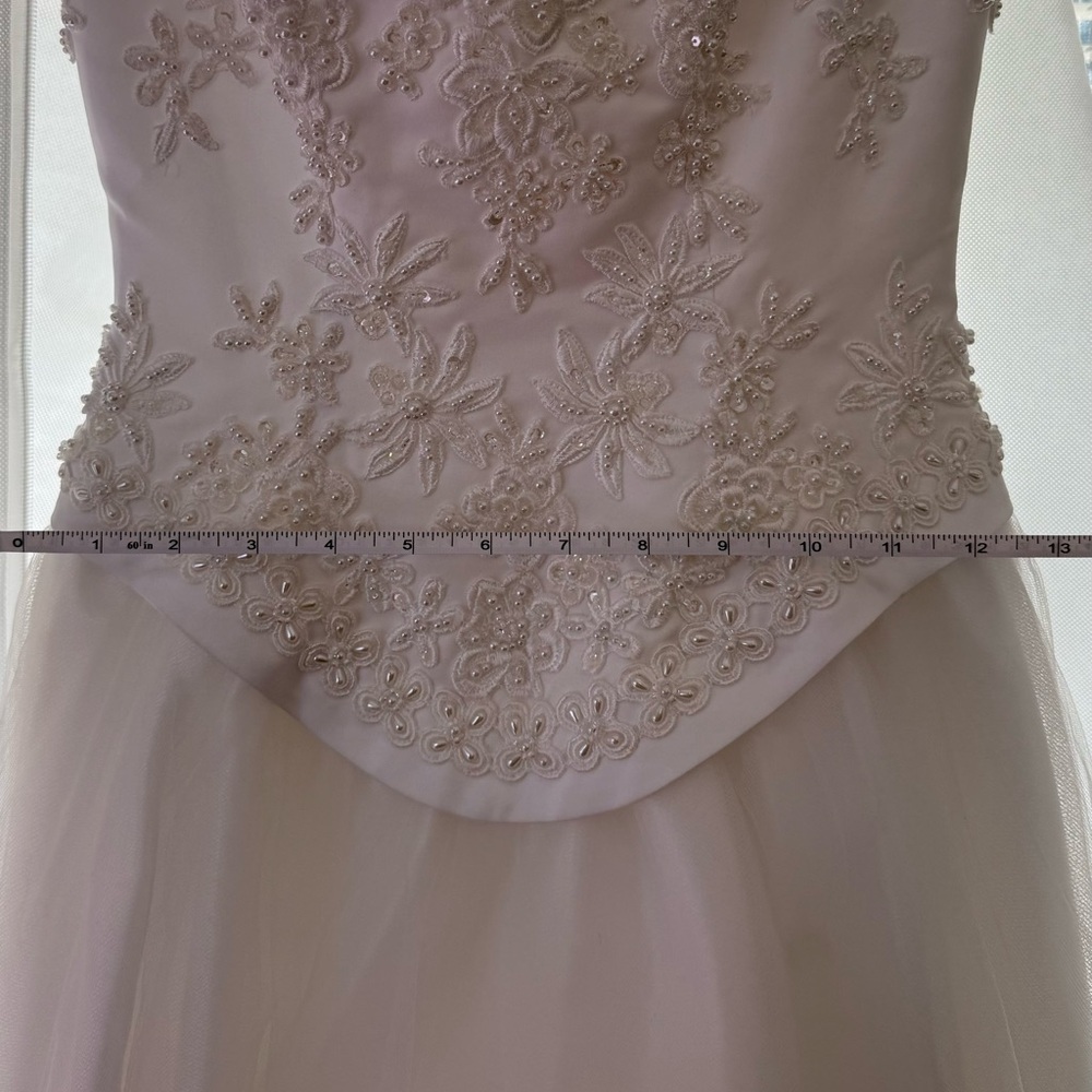 Vintage, White Sleeveless Wedding Gown with beaded bodice and full tulle skirt - Picture 13 of 16